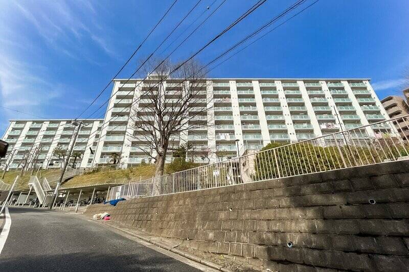 バス停から坂道を上った先に、マンションの堂々とした佇まいが見えてきました。全5棟からなる、総戸数436戸の大規模マンションです。戸数の多さもあって共益費の額は抑えめ! 棟別で修繕積立金が管理されているのですが、2022年に大規模修繕工事を実施したうえで、9,000万円近く貯蓄がある状態(2023年12月31時点)。安心感を持って暮らせそうです。