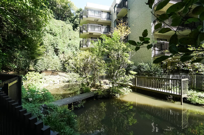 なんと、<b>マンション内に池を発見!!</b> 住戸所在の棟の裏にあるということは……。期待を胸にいざ住戸へ。