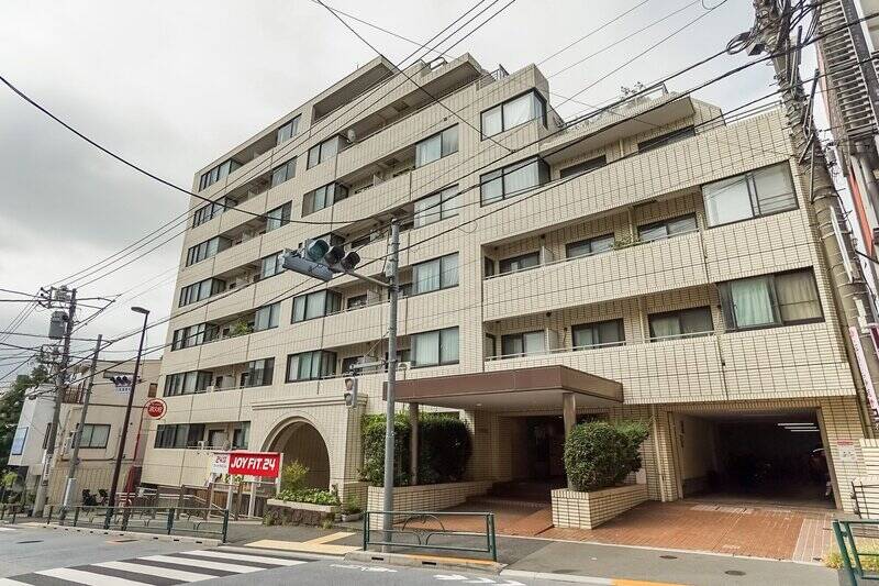 1983年竣工、新耐震基準に適合した総戸数68戸の建物です。地下階にはテナントとして、24時間営業のフィットネスジムと動物病院が入っています(※こちらのマンションでは、残念ながらペットの飼育はNGです)。