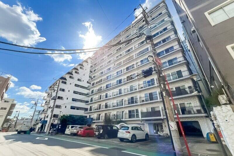 最寄り駅の「<b>目黒</b>」から徒歩4分。青い瓦屋根に白亜の外壁が眩しい、“秀和レジデンス” シリーズのマンションの一室をご紹介します。