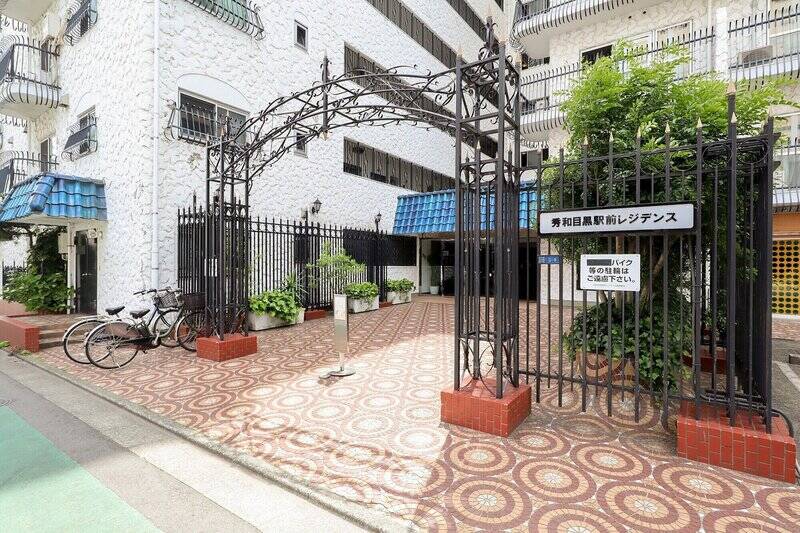 お城のような門扉に、タイルで端正にデザインされたアプローチ……帰宅の度にテンションが上がりそうな建物の意匠にキュン!