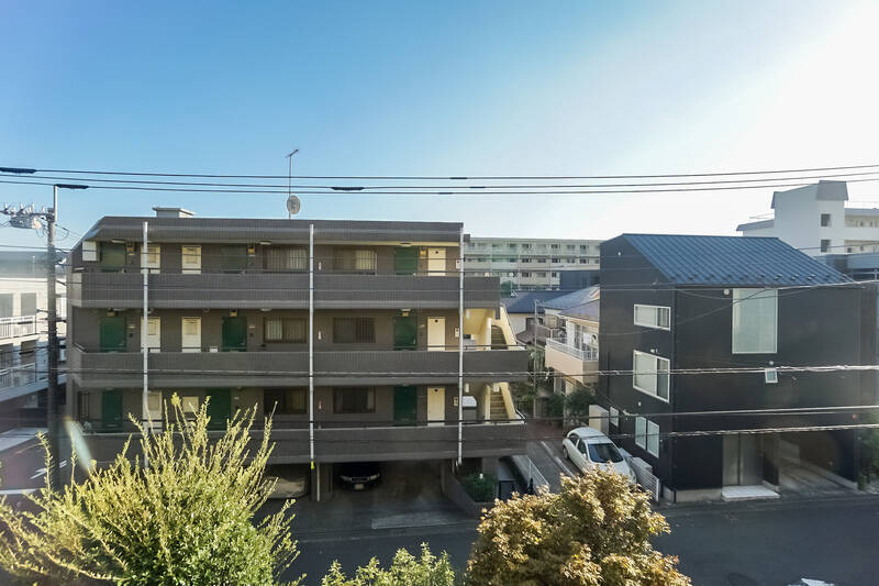 所在階は2階ですが、傾斜がある土地に建っているため目線はやや高め。空が大きく見えます。