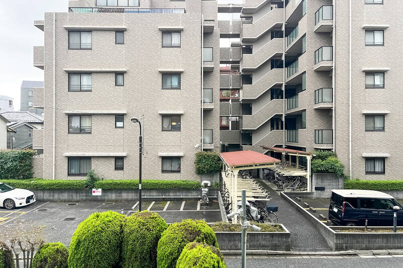 正面の眺望。別の建物の窓や共用廊下が見えますが、距離が取れており視線は気にならない印象です。