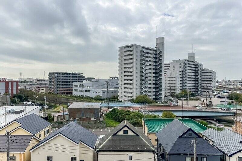 南西向きで抜け感のある眺望からは、「真間川」がチラリ。川沿いには桜並木が続き、春にはバルコニーからお花見を楽しめそうな予感…!