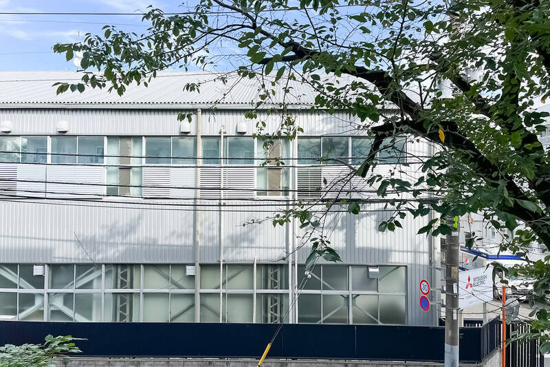 正面に建物がありますが、道路分の距離は取れているので圧迫感はそこまで感じません。
