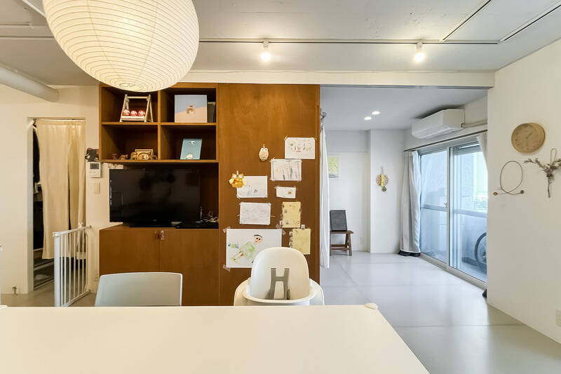 洋室Aの床はLDKと同じくフレキシブルボードを採用し、扉を開けていても統一感ある空間に。そして、リビングダイニング(LD)から見ても、ベッドや収納が目に入らないのです。