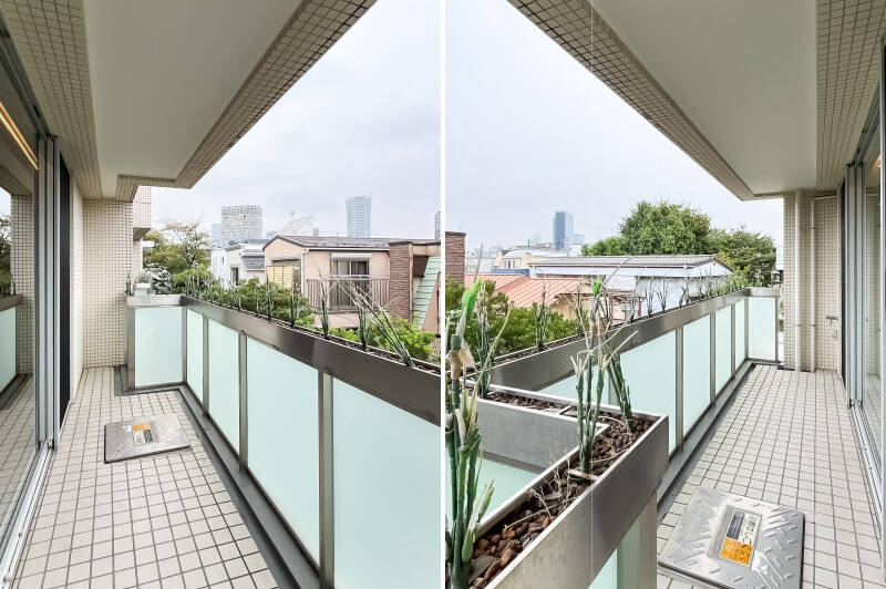 床は外壁と同系色のタイル敷き。フロートガラスの上は花台になっています。好きな植物で彩ったり、ハーブを育てるのもよさそうです。