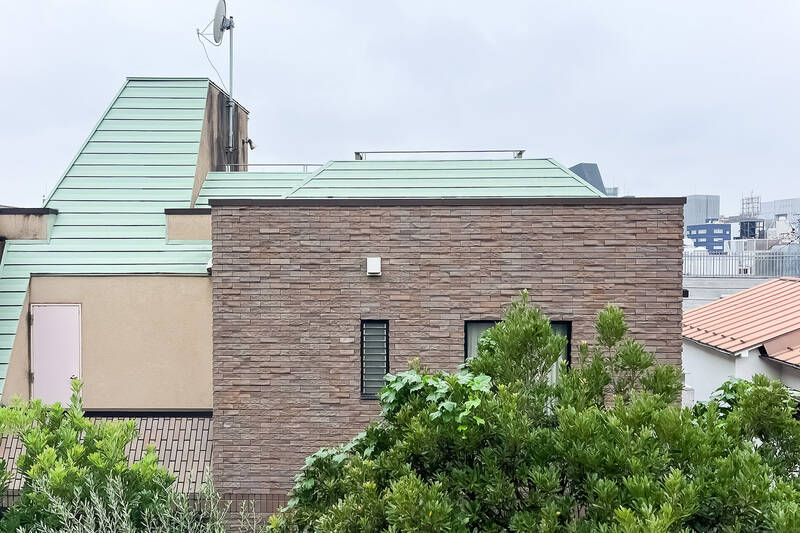 目の前には別のマンションが建っていますが、視線が気になることはなさそう。植栽の緑が目にやさしい。