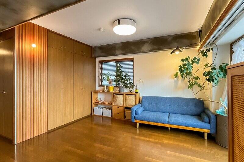 こちらの壁面収納のほか、フローリングや建具などは既存を活かしています。素材のトーンが統一されているので、空間にスッと馴染んでいますね。