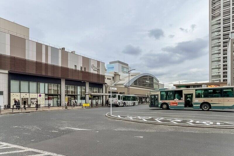 最寄りは、西武池袋線「ひばりヶ丘駅」(徒歩14分)。ビッグターミナル「池袋」駅までは、急行電車に乗って約18分でアクセスできます。駅前にはショッピングモールや大型スーパー、家電量販店などの施設が一通り揃っており、買い物に困ることはなさそうです。