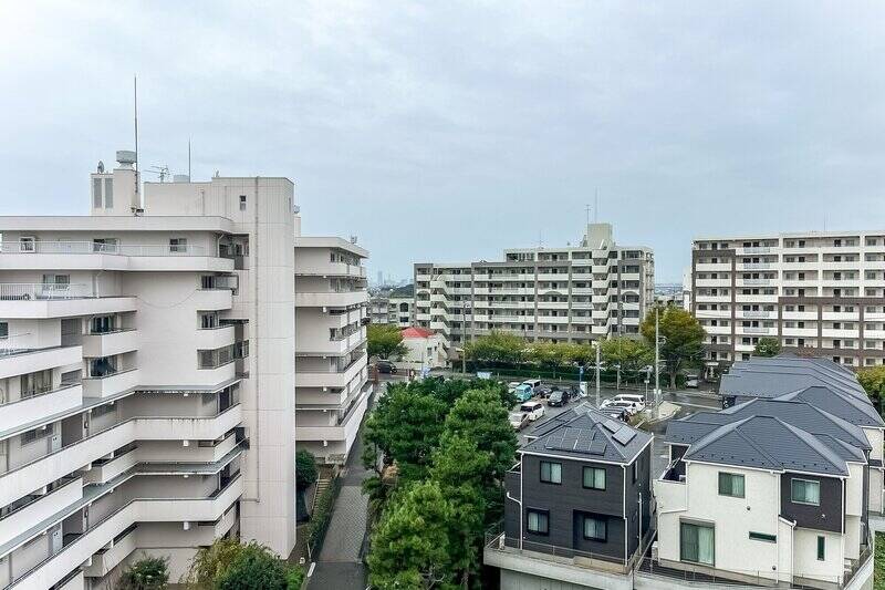 こちらが南側の眺望。大きな空が広がり、建物たちの間に緑も見えます。