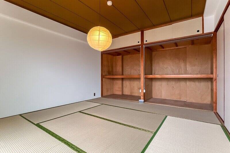 和室には大きな押入れがあり、このまま活かすもOKですし、取り払うことも可能。