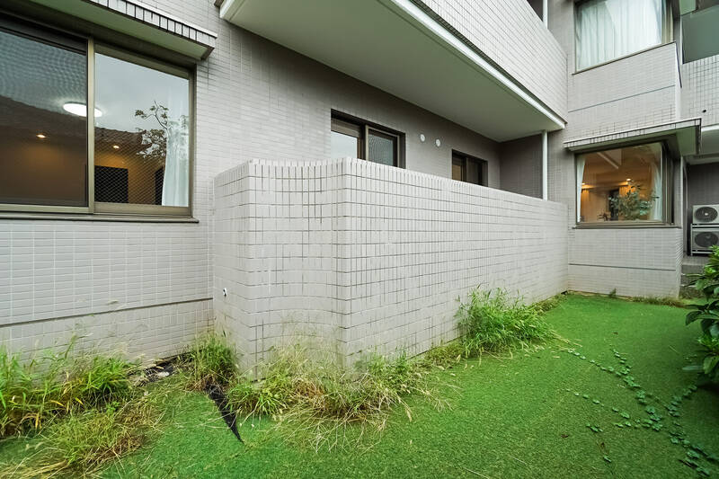 専用庭のほかに、LDKと洋室側それぞれにバルコニーが付属しています。外の空気を吸いたいけど土は踏みたくない、そんなリクエストにも応えてくれる住まいです。