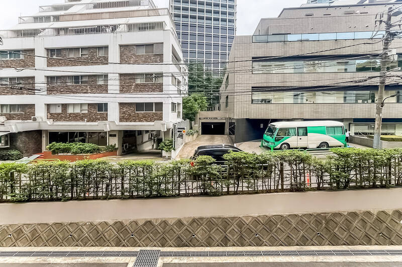 正面には建物がありますが、マンションの敷地と道路分の距離が取れているため圧迫感はありません。