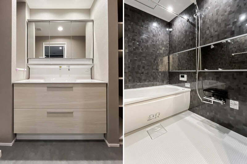 <b>左・</b>ミラーキャビネット付き、ビルトイン水栓のワイドな洗面台。リネン類の収納に使える棚もあります。/<b>右・</b>シックなバスルーム。1416サイズです。