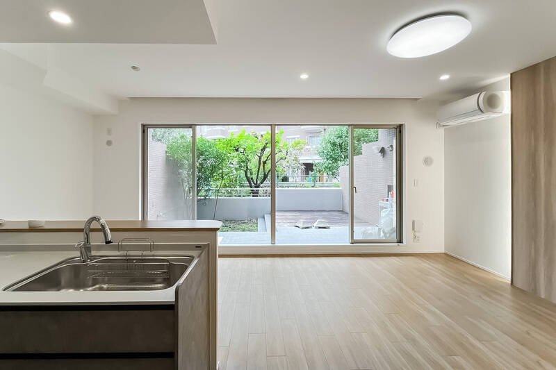 LDKに入ると目に飛び込むのは、南向きに開口する大きな窓。そして、その先にはテラスとグリーン!