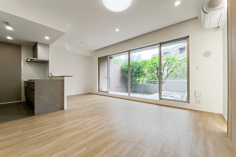 広さは約17.3帖。白を基調としたシンプルな内装です。