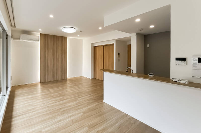 間接照明の仕込まれた壁面がフォーカルポイントに。テレビスタンドの設置場所にちょうどよさそうですね。