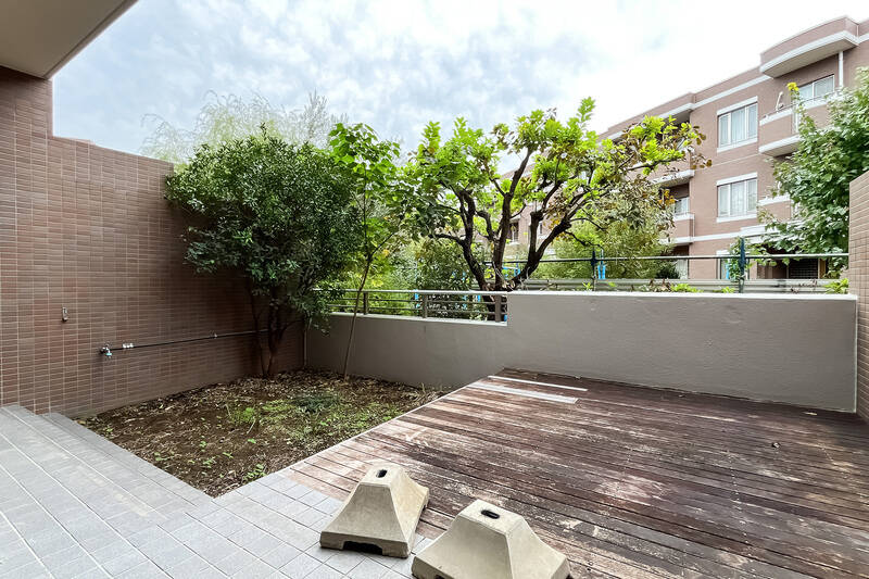 開放感溢れるテラス。正面の植栽がほどよく外からの視線をカバーしてくれています。水栓があるので、植物への水やりも簡単です。