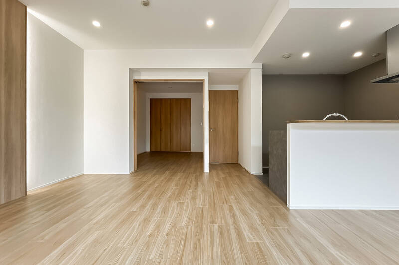 それでは、右手に見えるキッチン、正面左奥の洋室Aを順に見ていきましょう。