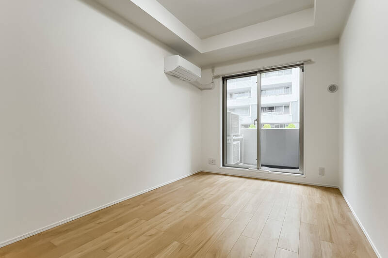 洋室Bと同じく、北向きの居室。窓の先にコンパクトなバルコニーがあります。