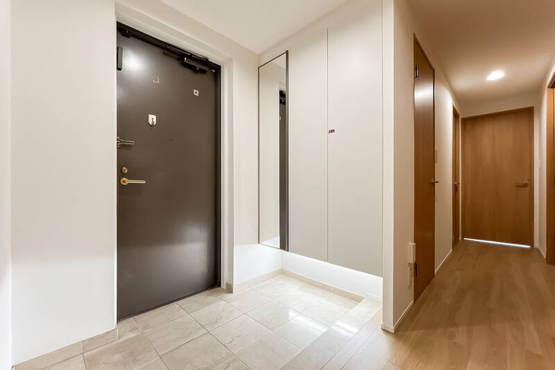 玄関には、姿見付きの下足入れが。お出かけ前の最終身だしなみチェックはこちらで。