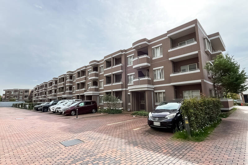 1998年竣工、総戸数341戸の大規模マンション。スケールメリットにより、共益費が相場よりも控えめです。ペットは細則に基づき、<b>犬猫2匹まで飼育可能</b>ですよ。