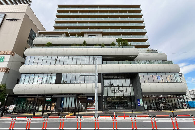 「新綱島」駅前にあるショッピングモール「新水ビル」(徒歩15分)。同規模程度の商業施設「新綱島スクエア」(徒歩14分)も隣接しており、ショッピングを楽しめます。