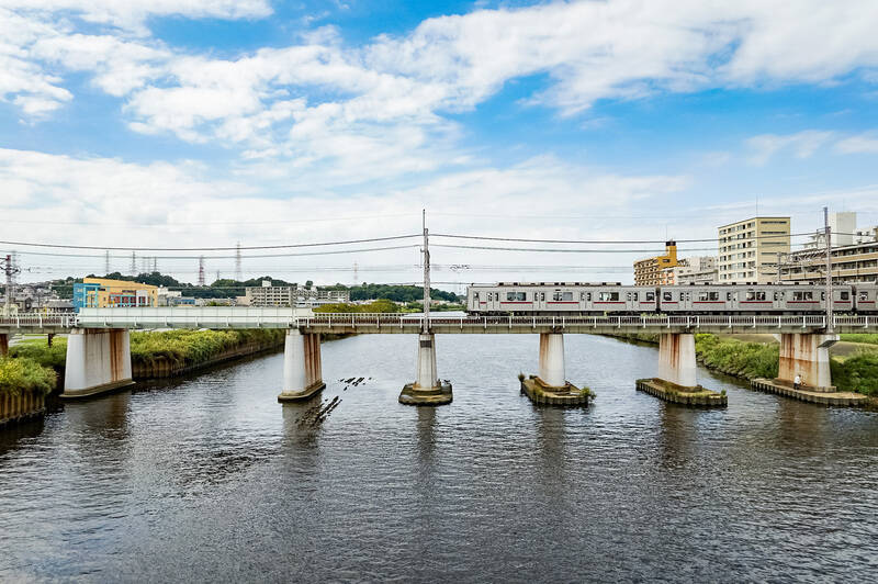 マンションから駅までの間には「大綱橋」が。電車と大きな川と河川敷。のどかな風景に、なんだか心がホッとします。(徒歩10分)