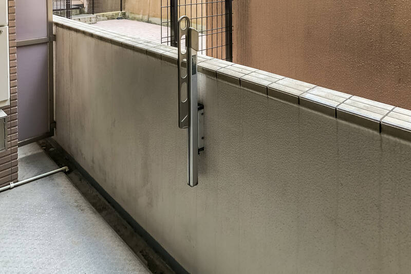 物干し金具が備わったバルコニー。まわりにはマンション共用部が見えます。