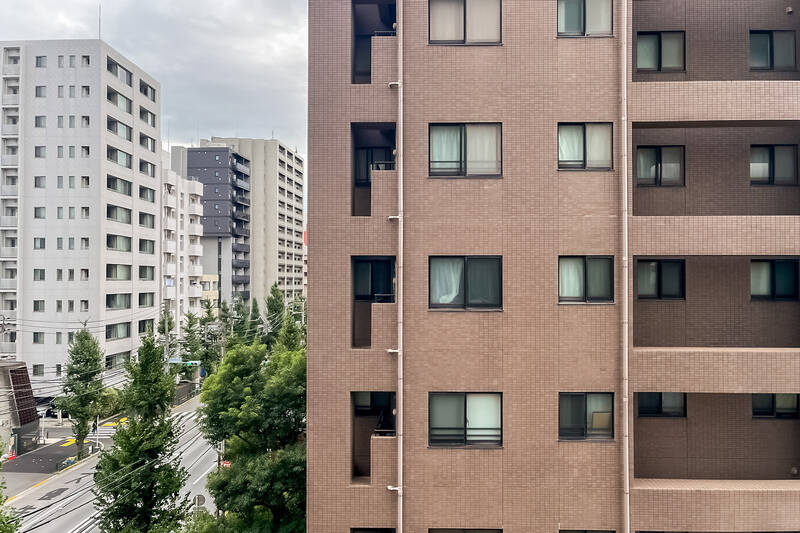正面には別の建物があるものの、右手には抜けのある眺望が広がります。