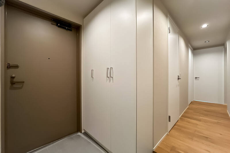 クランクしていて共用廊下から室内が見えづらく、プライバシー性の高い造りです。シューズボックスはトールタイプを採用。