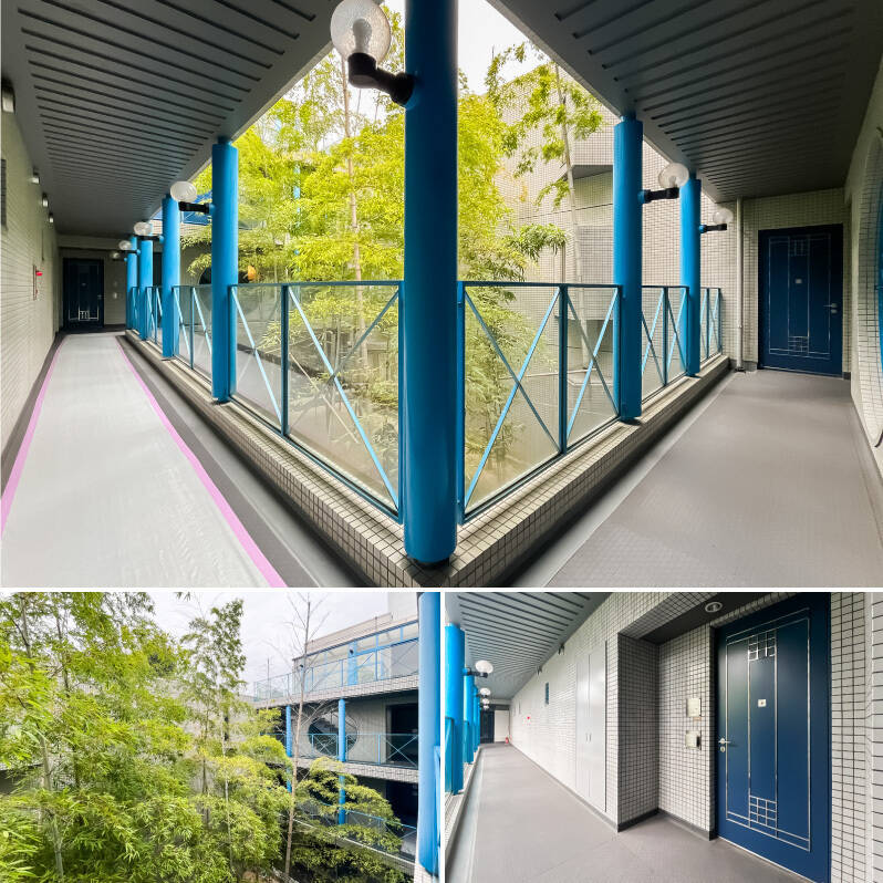 まずは住戸が所在する4階の共用廊下から。支柱や柵、玄関ドアまで鮮やかなブルーで統一され、そこに吹き抜けの竹林が鮮やかに映えています。均等に並ぶ丸いランプも素敵。