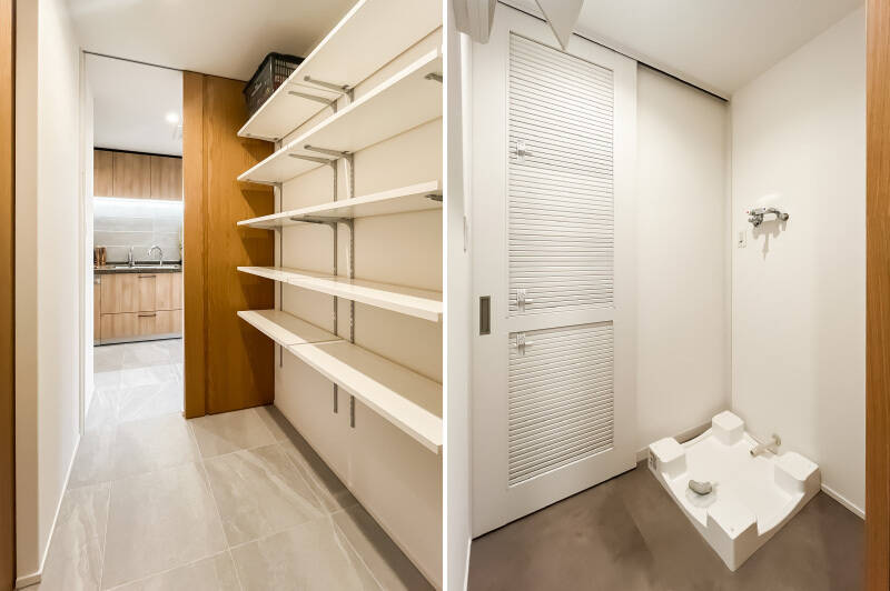 <b>左・</b>キッチン対面の扉を開けると広い収納スペースが登場。そのまま廊下へ抜けることができます。/<b>右・</b>収納スペース中腹にある引き戸をあけるとランドリールームが。