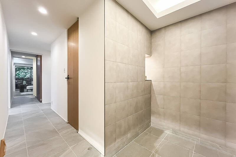 玄関は床壁に大判タイルがあしらわれたクールな空間。写っていませんが、下足入れは扉3枚分用意されています。