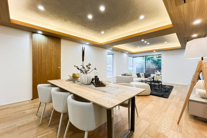 ダイナミックな折り上げ天井が印象的なリビングダイニング(LD)。コーナーサッシから緑と街並みが見えています。