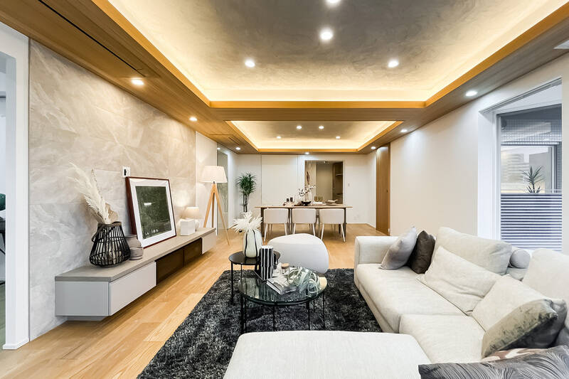 窓際から。大きな家具を置いてもなお余りある、伸びやかな空間です。