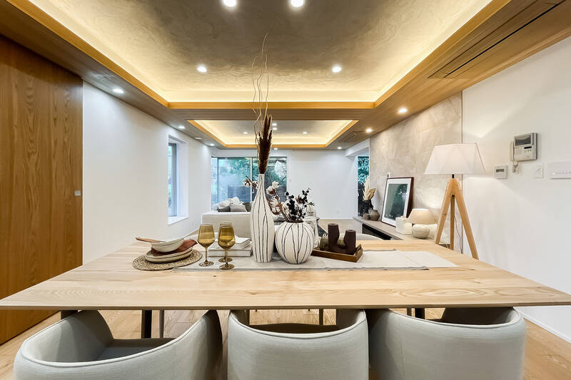 キッチンを背にLDを見たカット。参考レイアウトのように手前にダイニング、奥をリビングスペースとすると空間が美しくまとまりそうです。