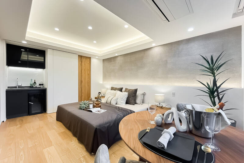 ゆったりとした空間に大きなベッドやテーブルを置けば、居心地のいいマスターベッドルームの完成。