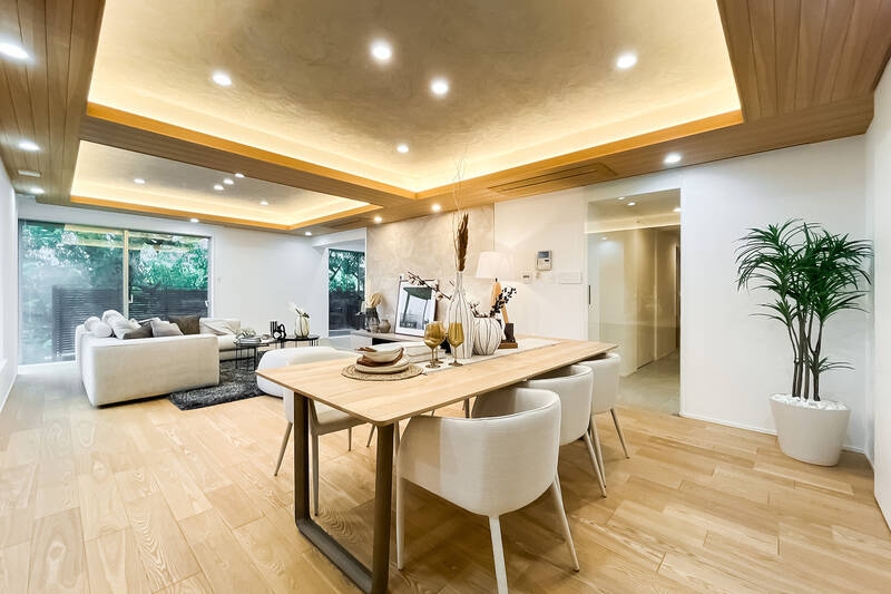 この立地にして、窓の外一面に緑を望むのはなんとも贅沢。廊下にも光が届くよう、入り口はガラス戸になっています。