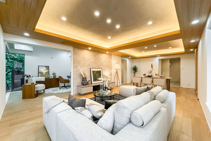 コーナーサッシの前から一枚。LDKのお隣にも空間が続いていますね。