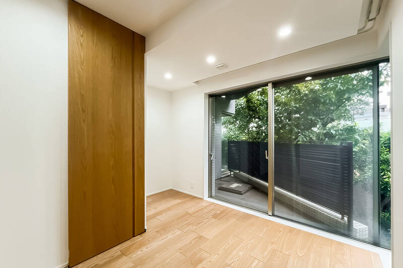 左手の引き戸の中はWICになっています。くぼみ部分にデスクが置けそうですね。