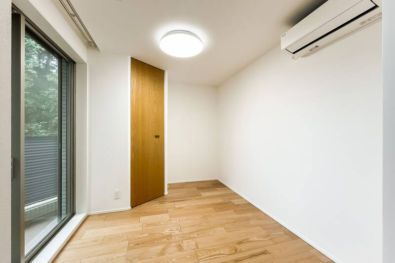 折れ戸の中がWICになっています。変形間取りのため、家具をどう配置するか考えたいですね。