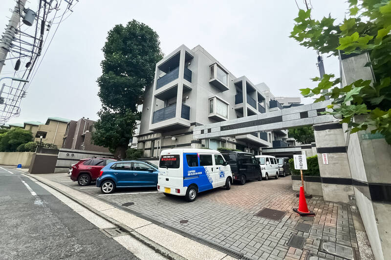 大成建設施工のマンション。1985年竣工で新耐震基準を満たしています。お隣が教会という厳かな立地。