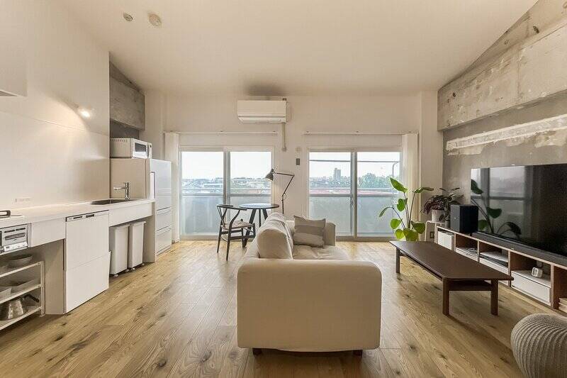 広さは約23.6帖。ひとつの空間に、LDKとワークスペースとベッドルームがありますよ。