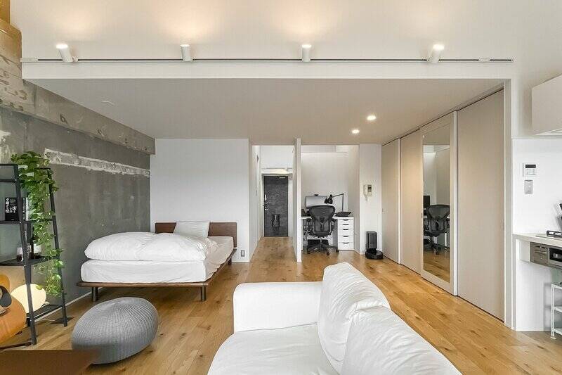 玄関の方へ振り返った様子。シンプルな空間なので、どんなインテリアも映えそうです。