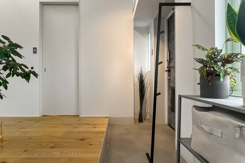 洗面と浴室へのアクセスは左手の引き戸から。トイレは、反対側にありますよ。