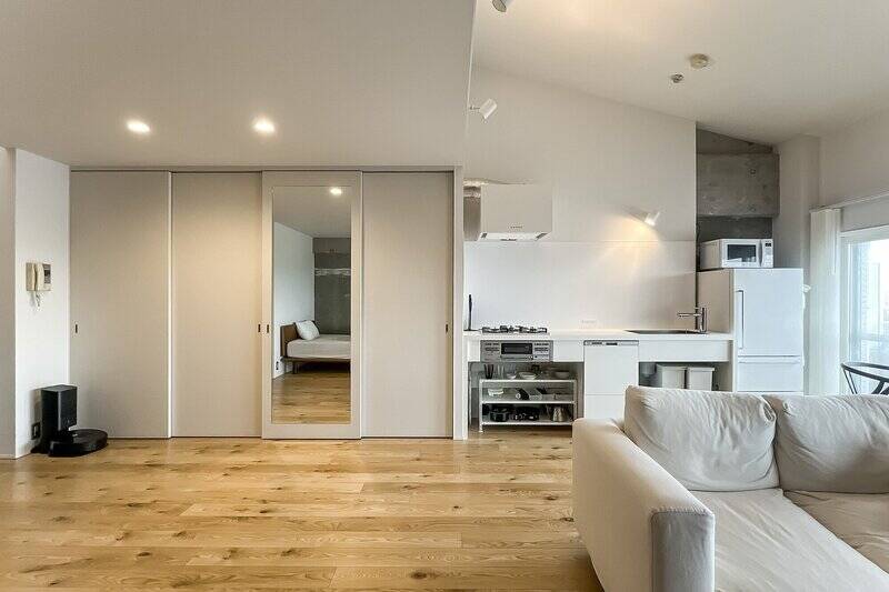 キッチン横には、ワイドなクローゼットが備わっています。奥行きがしっかりあるので、スーツケースなど嵩張るものも収納できそう!