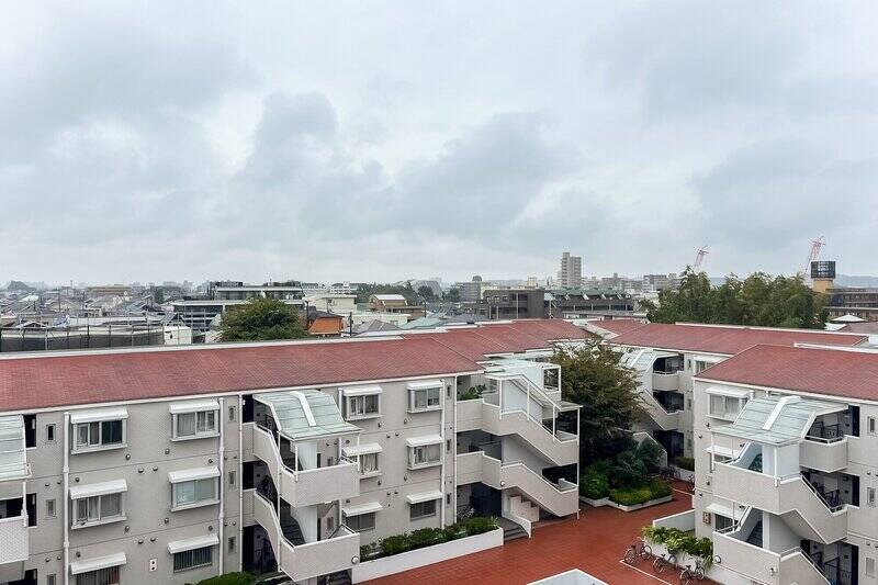 マンションの共用部を見下ろす眺望です。その奥も低層の住宅街なので、視界が開けて気持ちがいい!