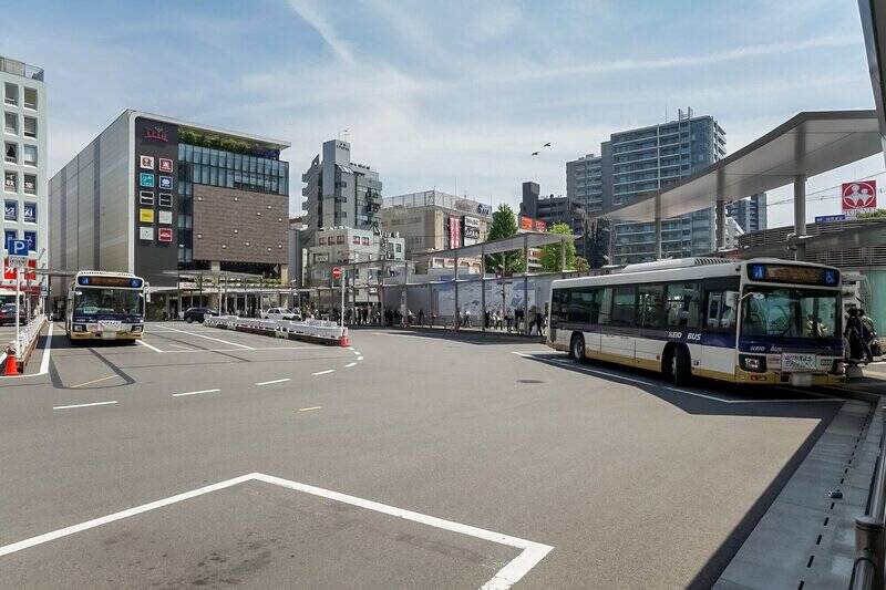 京王線の「調布」駅は特急停車駅。特急なら「新宿」まではわずか4駅で約22分と、都心へのアクセス良好◎ (徒歩14分)